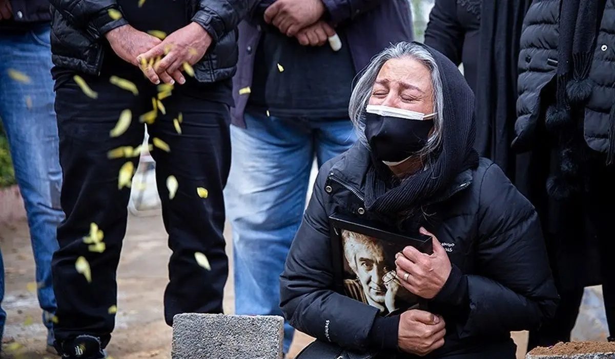 ضجه های جگرسوز نسرین مرادی بازیگر تبریزی سریال نون خ بر سر جسم بی جان همسرش/ حضور سروش صحت، جعفر پناهی و سایر هنرمندان مشهور در مراسم خاکسپاری +عکس