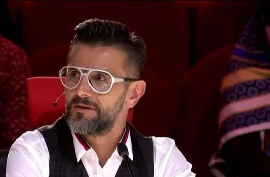 نگاهی به چیدمان ویلای لاکچری امین حیایی در لواسان /از دیوار و سقف های شیشه ای تا مبلمان مدرن و فرش هاب ابریشمی دستبافت