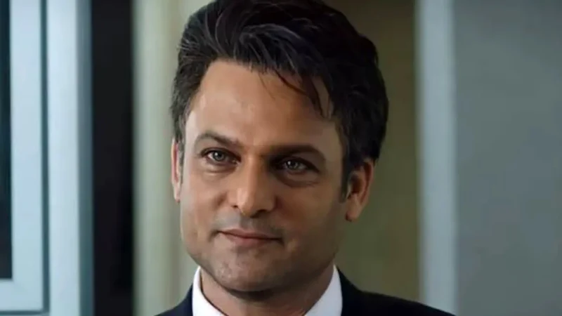 ادای احترام ویژه حسین یاری به زینب سلیمانی دختر حاج قاسم در مراسم ختم محمد کاسبی