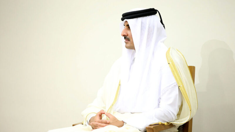 راز استایل امیر قطر در سفر آفریقایی؛ آیفون ۱۲ در دست شیخ تمیم چه پیامی دارد؟