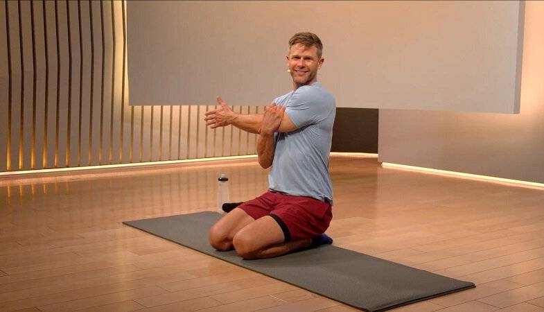 ۷ حرکت کششی شگفت‌انگیز که خواب شما را متحول می‌کند!