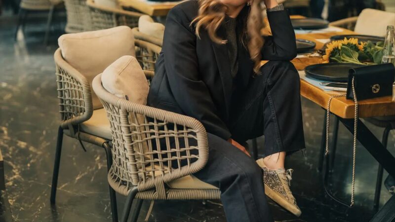 متین ستوده با استایل پاییزی شیک و کلاه کپ؛ ترکیبی که همه را مجذوب کرد