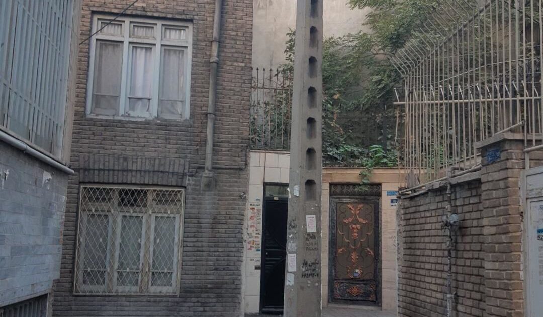 خلاقیت خنده دار اُوستا بنّا برای حل مشکل تیر برق جلوی خانه اش حماسه ساز شد/ هنر نزد ایرانیان است و بس +عکس😆