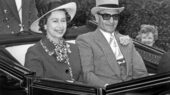 قاب تاریخ | «ملکه الیزابت و محمدرضا پهلوی» در حال بازدید از جواهرات سلطنتی ایران؛ سال ۱۳۳۹