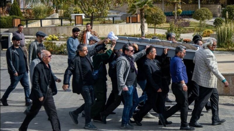 تصاویر هنرمندان در خاکسپاری همایون ارشادی