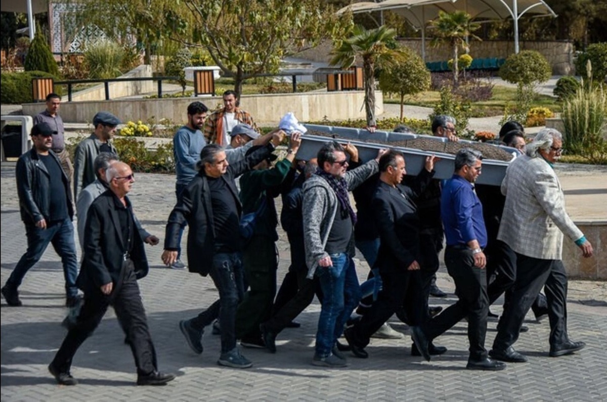 تصاویر هنرمندان در خاکسپاری همایون ارشادی