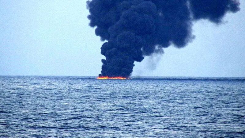 آتش‌سوزی مرموز نفتکش عازم روسیه در دریای سیاه؛ خدمه نجات یافتند