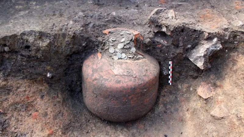 کشف کوزه‌های گنج ۱۷۰۰ ساله زیر خانه‌های باستانی روم؛ رازهای پنهان تمدن مدیوماتریکی فاش شد