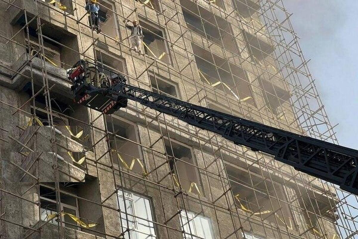 آتش‌سوزی یک برج نیمه‌کاره در انتهای بزرگراه شهید همدانی مهار شد