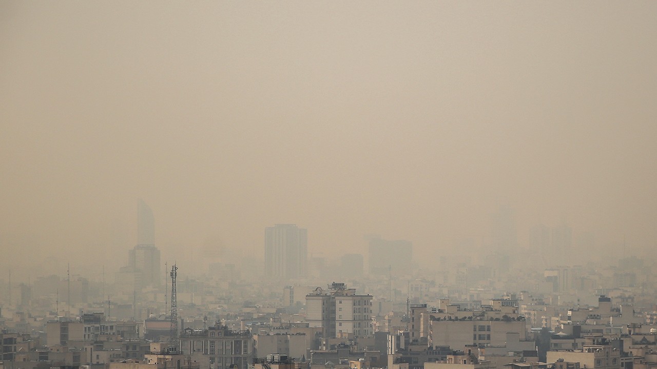 آلودگی شدید هوا، دیدار حساس استقلال و فولاد را در سکوت تماشاگران برگزار می‌کند!