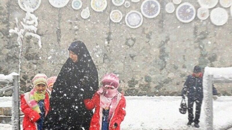 مروری نوستالژیک بر روزهای برفی دهه 60 و 70/ یادش بخیر با چه ذوقی اخبار تعطیلی مدارس رو میدیدیم، آدم با یه عکس با یه صدا پرت میشه وسط خاطرات نم گرفته گذشته+ ویدیو