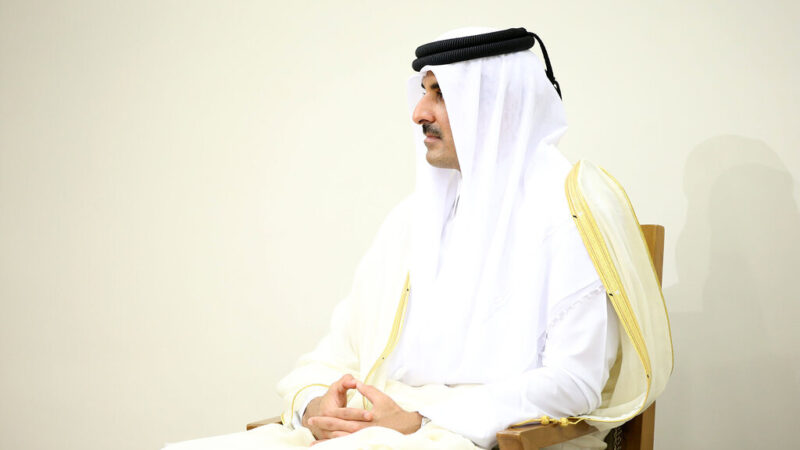 افشای مدل واقعی گوشی امیر قطر در سفر آفریقایی؛ آیفون ۱۲ نه ۱۳!