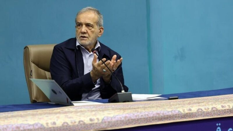 پزشکیان با طنزی تلخ پرده از راز بی‌برقی‌ها برداشت؛ بانک خصوصی پشت توقف انرژی پاک!