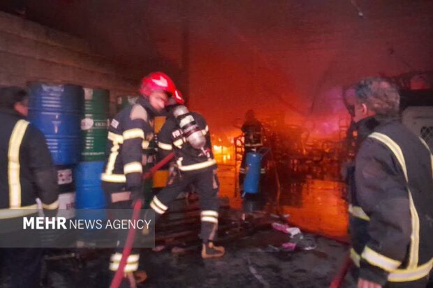 آتش‌سوزی مهیب در سوله ۱۶۰۰ متری تولید مبلمان؛ نیروهای آتش‌نشانی در عملیات نفس‌گیر