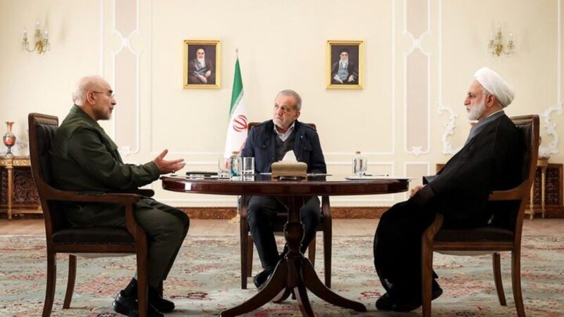 دیدار نادر پزشکیان و قالیباف در نشست سران قوا؛ لحظه‌ای که همه نگاه‌ها را به خود جلب کرد