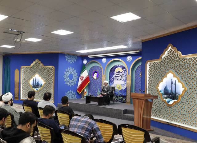 استاد حوزه علمیه قم: شعر، خط مقدم جنگ شناختی در عصر ظهور است