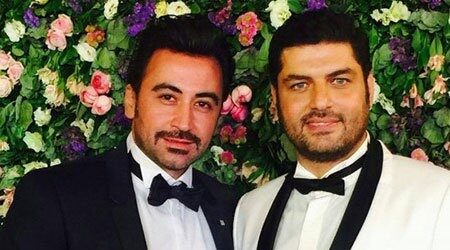مراسم عقد و عروسی سام درخشانی و عسل خانم اینگونه برگزار شد؛ از انتخاب رئیس‌جمهور سابق به عنوان عاقد تا حضور همایون شجریان، علی اوجی، پوریا پورسرخ، سهراب پاکزاد و… در باغ تالار مجلل عروسی