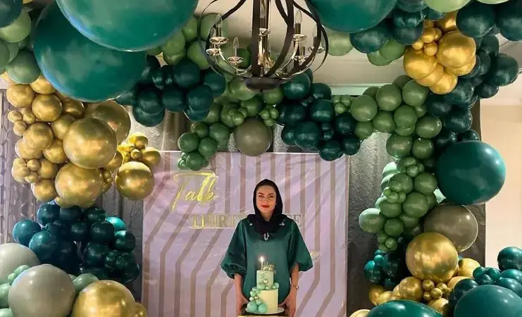 عکس / جشن تولد فوق لوکس آزاده زارعی، بازیگر سریال آوای باران با تم سبزرنگ  / کیک تولد سه بعدی سبز و طلایی و لباس خوش رنگ و استایل خانم بازیگر