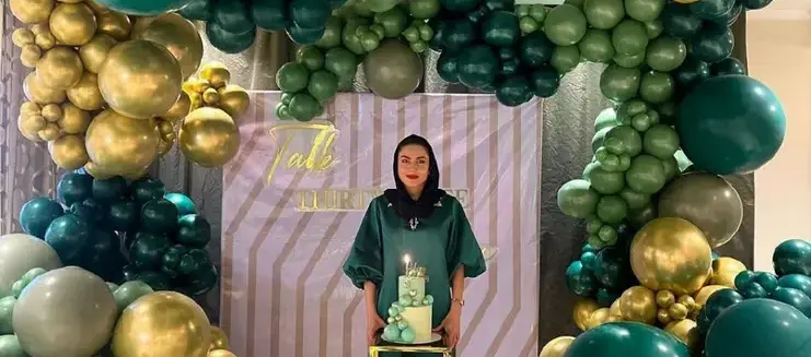 عکس / جشن تولد فوق لوکس آزاده زارعی، بازیگر سریال آوای باران با تم سبزرنگ  / کیک تولد سه بعدی سبز و طلایی و لباس خوش رنگ و استایل خانم بازیگر