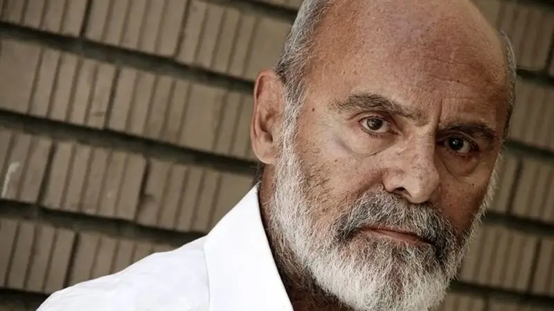 چهره نادر و جوان جمشید هاشم پور در اولین نقش سینمایی‌اش در دهه ۴۰ دیده شد!