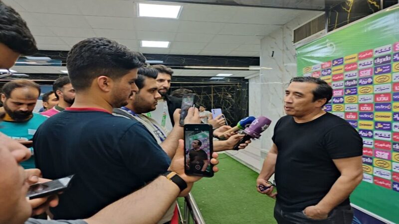 درگیری لفظی خداداد عزیزی سرپرست تراکتور و هوادارن خیبر خرم‌آباد /  پلیس دخالت کرد + فیلم