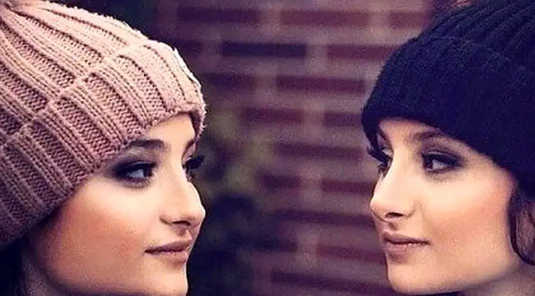 آلبوم عروسی| رونمایی از «سارا و نیکا» در لباس عروس؛ میکاپ جدید دوقلوهای کم استعداد پایتخت