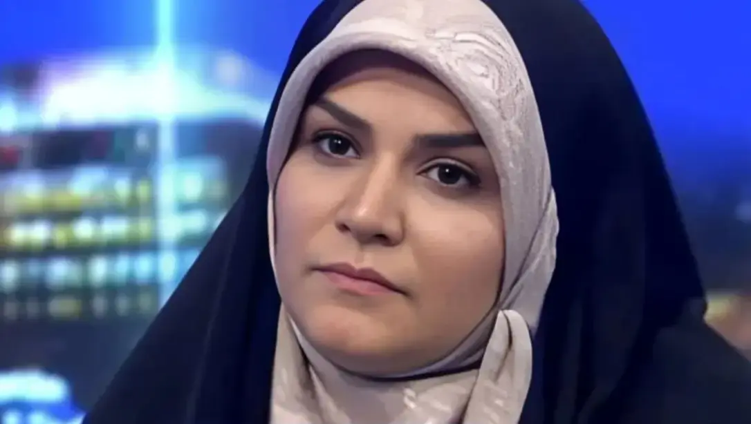 چیدمان خانه ساده و شیک سحر امامی، مجریِ شیر زن ایرانی / از مبلمانی گرم و لوسترهای عهد بوقی تا پرده‌های حریر و تابلو دیواریِ … با پسرک بانمک چشم درشتش …