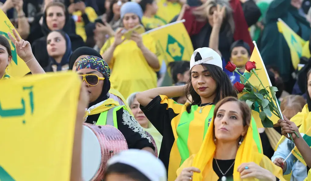 ‌ قاب امروز| تختی خوشحال از حضور دختران آبادانی در ورزشگاه