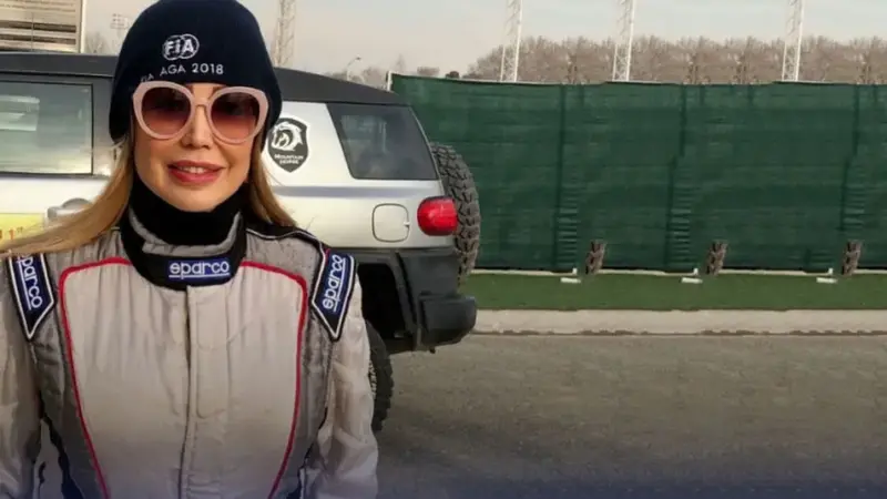 قاب امروز| علی دایی‌ و مهماندار خوش چهره هواپیمایی امارات‌، نفیسه روشن و خانم اینفلوئنسر، فریبا نادری در میلان‌ و لاله صدیق