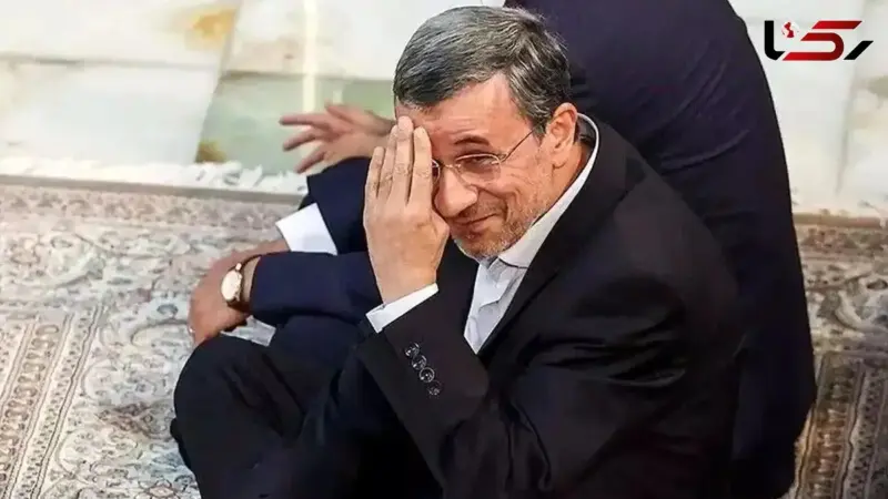 صف‌کشی مردم رامسر برای دیدن ماشین شاسی‌بلند محمود احمدی‌نژاد در مراسم ختم خواهر رحیم مشایی