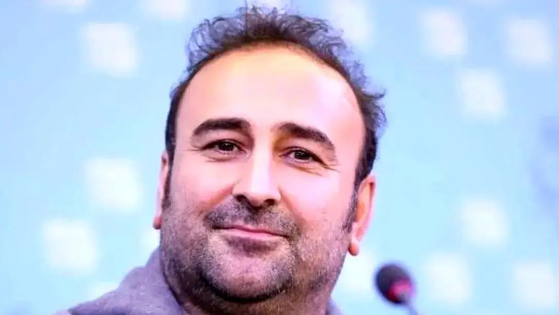 چیدمان مینیمال خانه مهران احمدی، بازیگر سریال آوای باران با دکوری شاه‌نشین و آرامش‌بخش