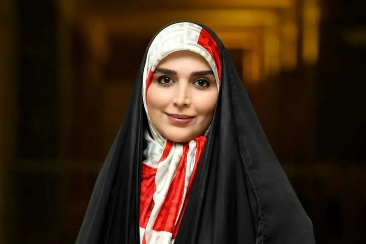 لنز روز|  پاریس گردی مژده لواسانی با چادر مشکی