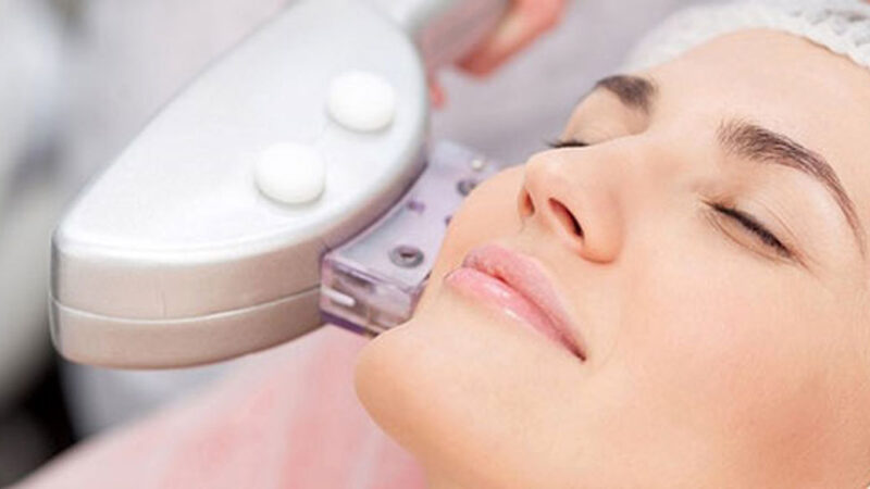 هایفوتراپی یا لیفت با نخ؛ کدام راهکار جوانسازی صورت شما را متحول می‌کند؟