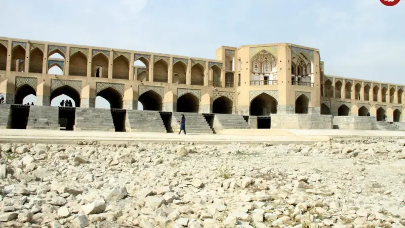 تصویری کم‌نظیر از پل خواجو و زاینده‌رود خروشان در قلب دوران قاجار!