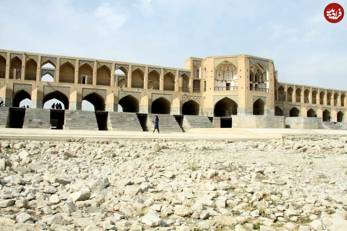 تصویری کم‌نظیر از پل خواجو و زاینده‌رود خروشان در قلب دوران قاجار!