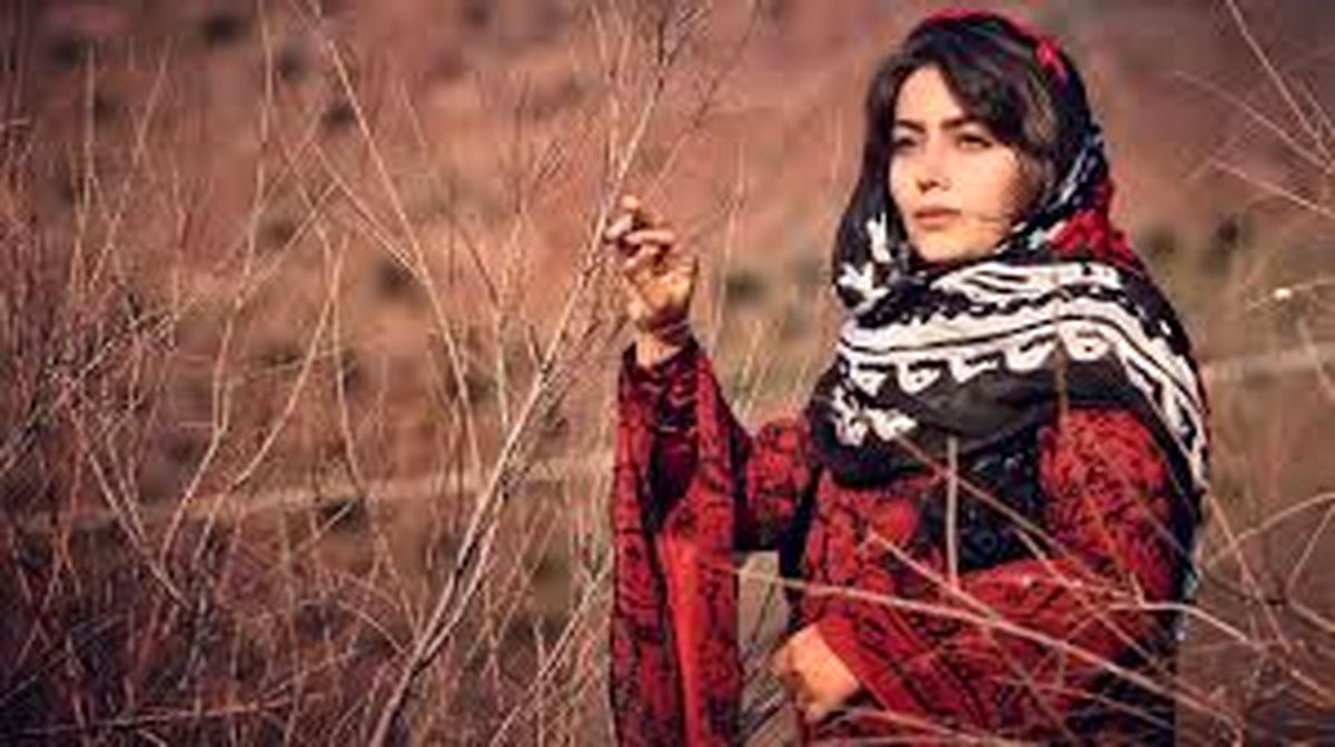 قاب تاریخ| «روژان» در پشت صحنه سریال نون خ 5؛ سال 1402