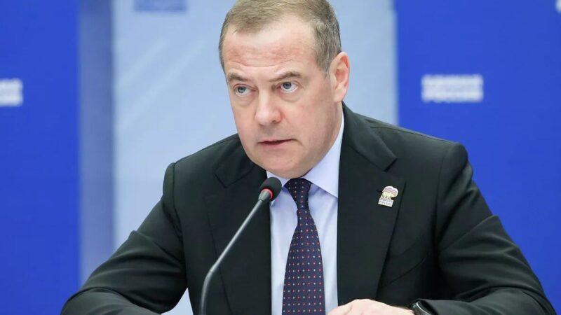 مدودف: زلنسکی دیگر مشروعیت امضای معاهده صلح را ندارد؛ فروپاشی کی‌یف نزدیک است