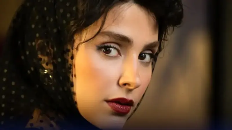 قاب امروز|  استایل فرانسوی لاله مرزبان «آفرین سریال آنام»  با دستکش و کلاه اروپایی