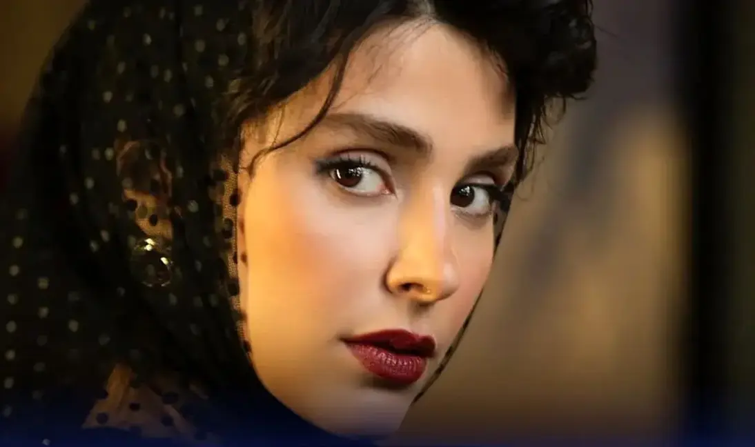 قاب امروز|  استایل فرانسوی لاله مرزبان «آفرین سریال آنام»  با دستکش و کلاه اروپایی