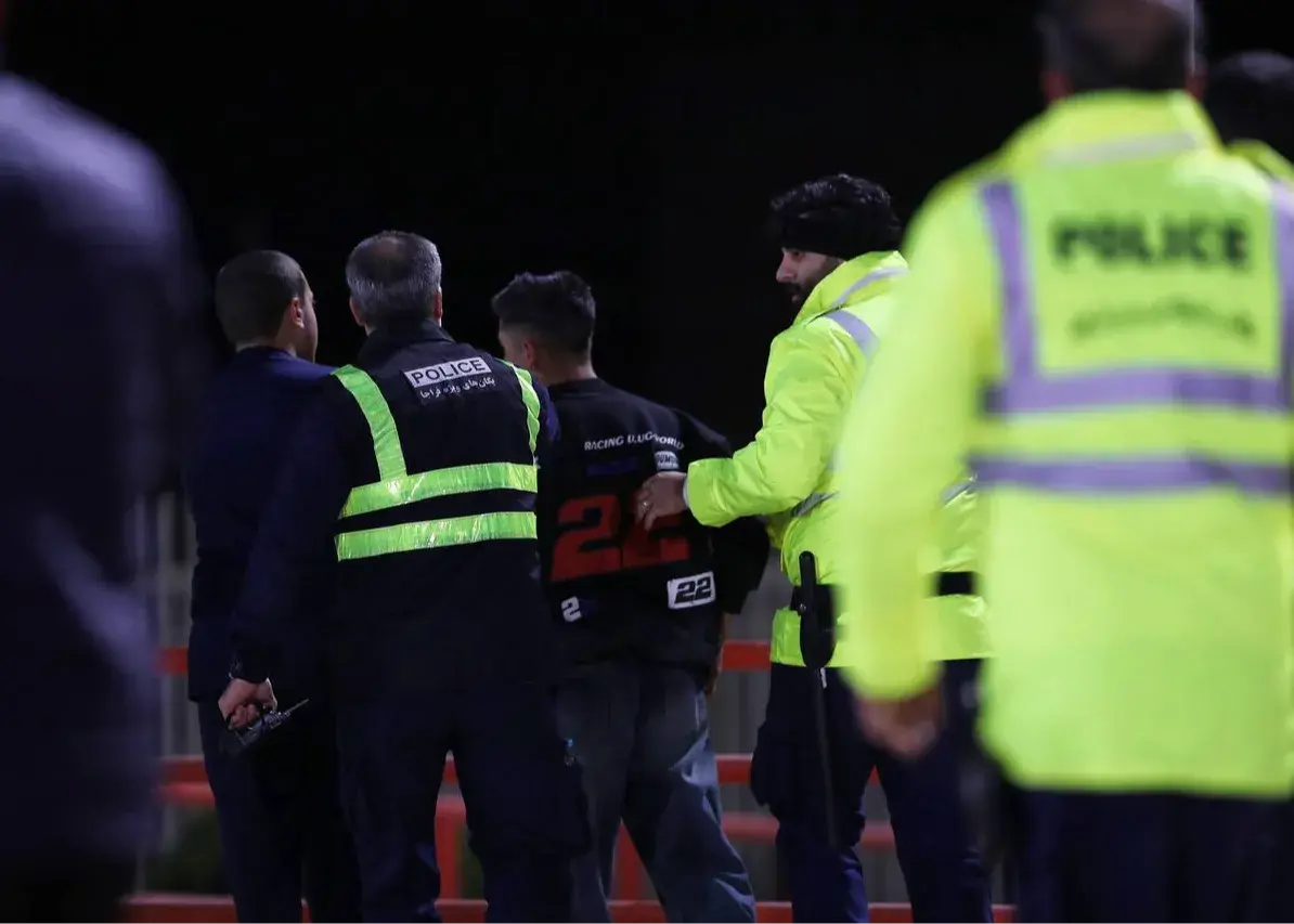 واکنش جنجالی سرمربی شمس آذر به قضاوت داور در بازی پرسپولیس؛ لحظه‌ای که همه را شوکه کرد!