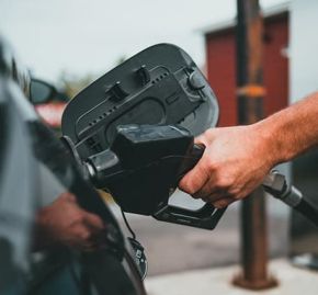 تغییرات بزرگ در سهمیه بنزین خودروهای صفر و دوگانه‌سوز؛ آیا حذف سهمیه نوشماره قطعی است؟