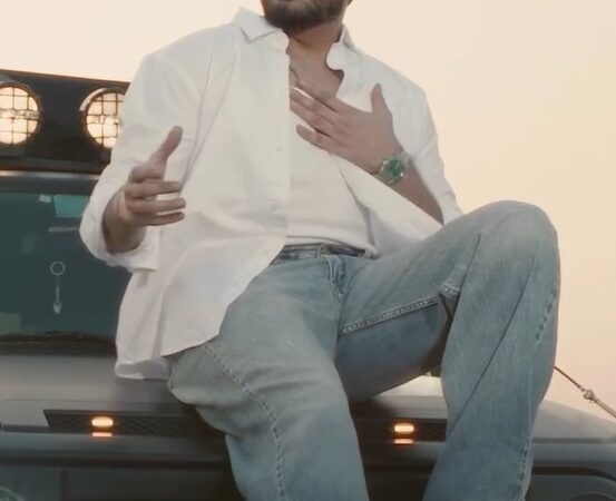 موزیک ویدئوی جدید فرزاد فرزین با فضای متفاوت پاییزی؛ آیا کلبه راز عاشقانه پاییز را فاش می‌کند؟