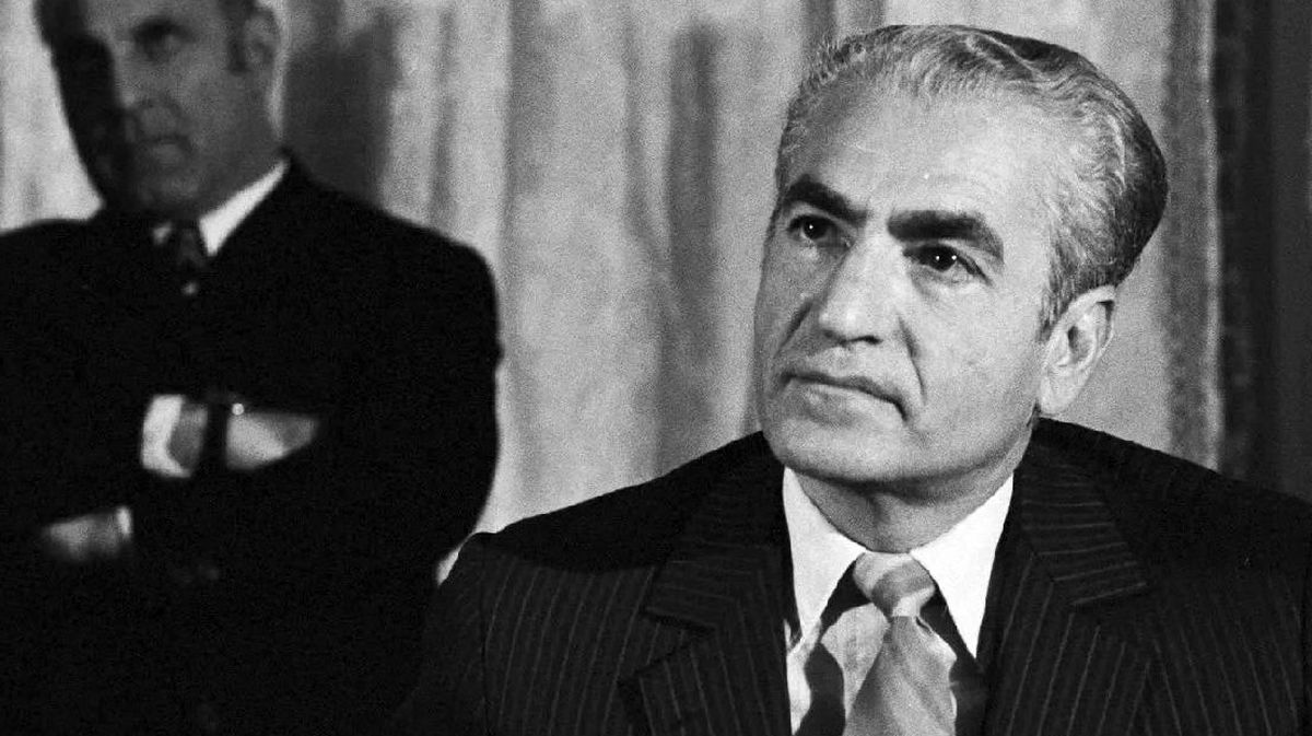 قاب تاریخ | «محمدرضا پهلوی» در غار شاپور اول ساسانی؛ سال 1336