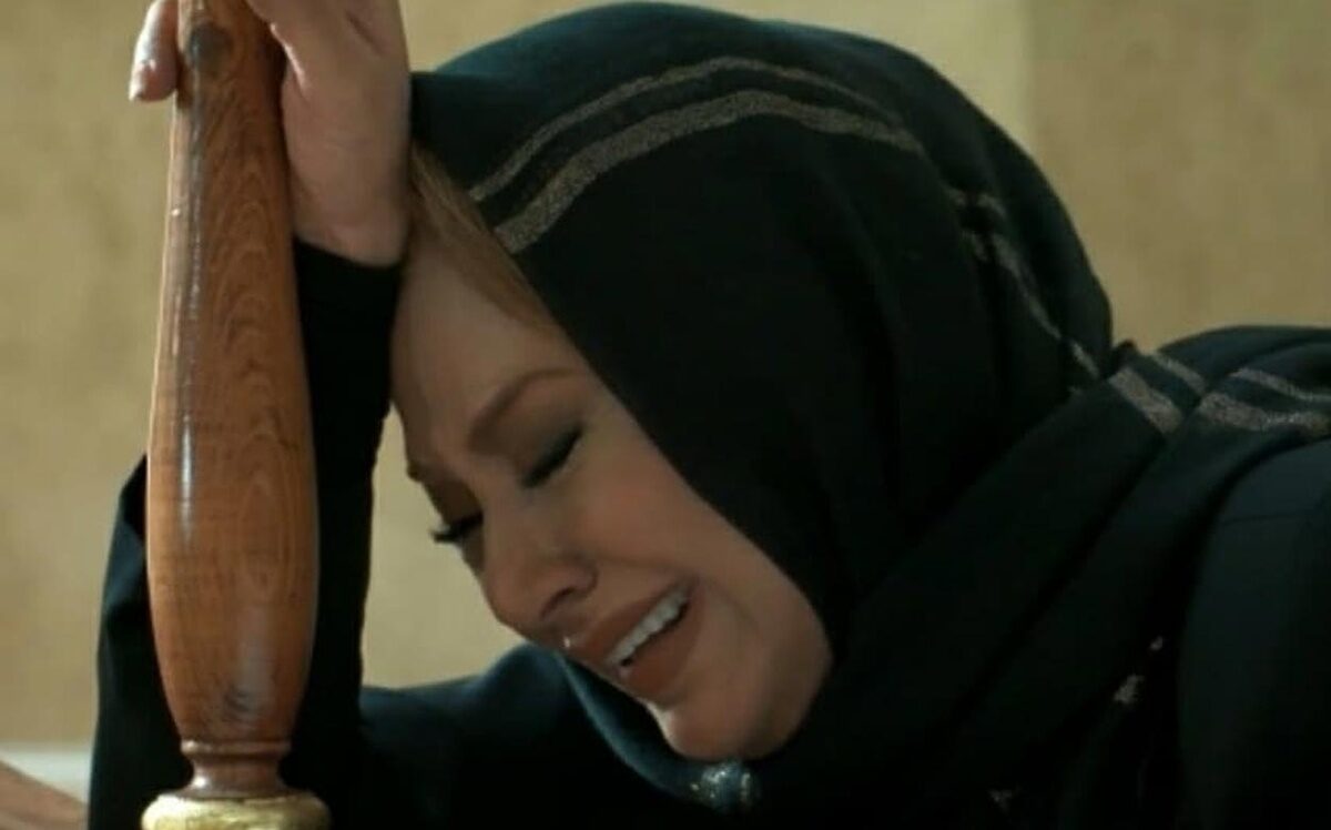 حال خراب و آشفته نسرین مقانلو در مراسم تشییع پدرش در بهشت زهرا/ روحش شاد و یادش گرامی+عکس