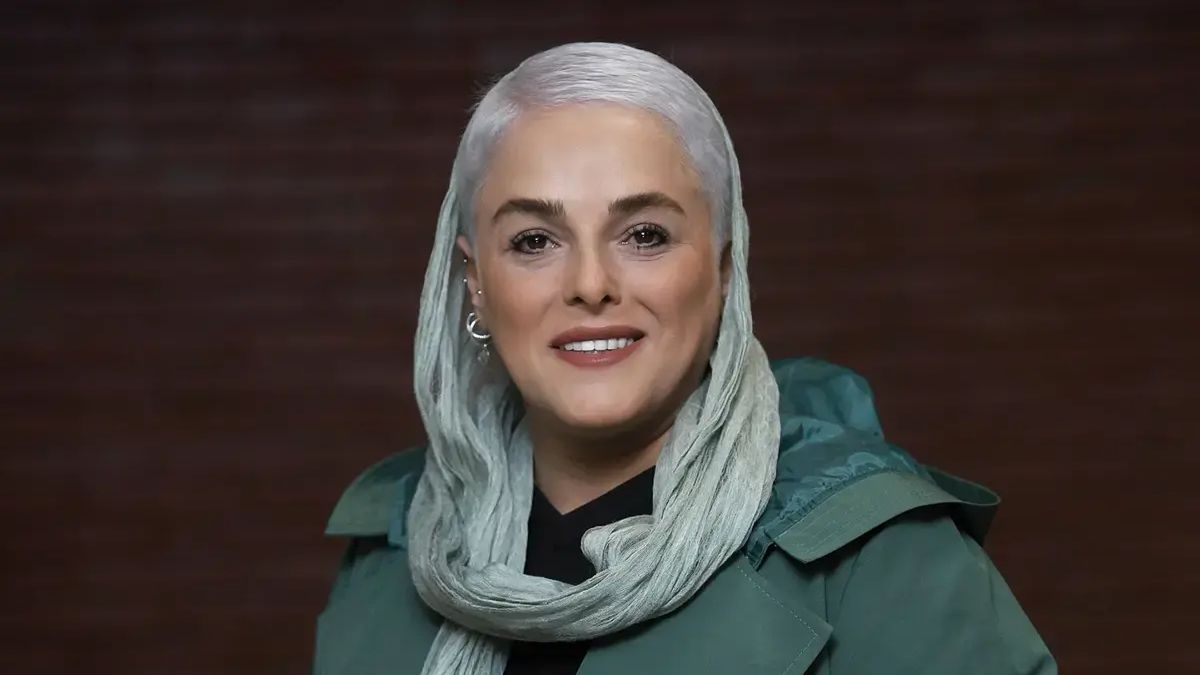 الهام شعبانی با تیپی متفاوت و جذاب در پشت صحنه نمایش «باران اسیدی» دیده شد