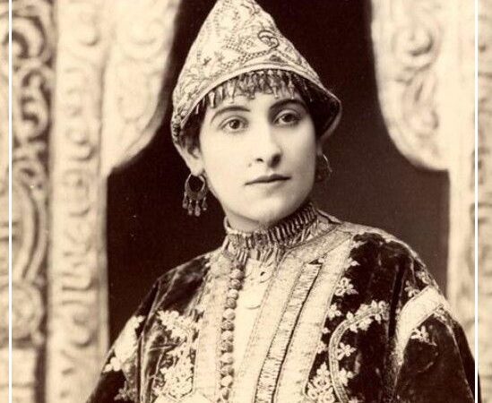 نقاشی جذاب ناصرالدین شاه قاجار از زیباترین زن حرمسرایش با موهای گل زده و لباس بلند/ شاه قاجار با اینکه ناخوش بوده ولی عشق رو قشنگ به تصویر کشیده+ عکس