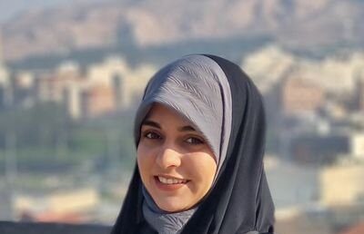 شعرخوانی زیبای دختر چادری: من از تمام دختران شهر سر بودم، از عکس هایی که به دیوار اتاقت بودم هرچند زیباتر نبودم، ساده تر بودم…+فیلم