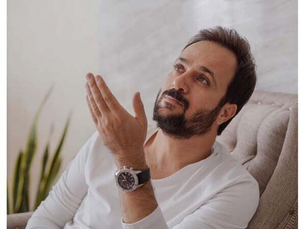 نگاهی به چیدمان منزل مجلل احمد مهرانفر، ارسطوی سریال پایتخت به سبک اروپایی/ از مبلمان فرانسوی، آتشدان، آباژور طلایی، دیوار های دکوراتیوِ سالن پذیرایی و…