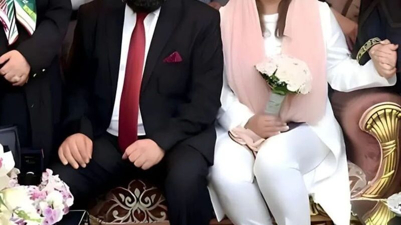 جلوه باشکوه منزل دوبلکس نرگس محمدی و علی اوجی/ مبلمان طرحدار و کلاسیک، آباژور رومیزی کنده کاری شده، پیانو، گیتار، تابلو های هنری  و…