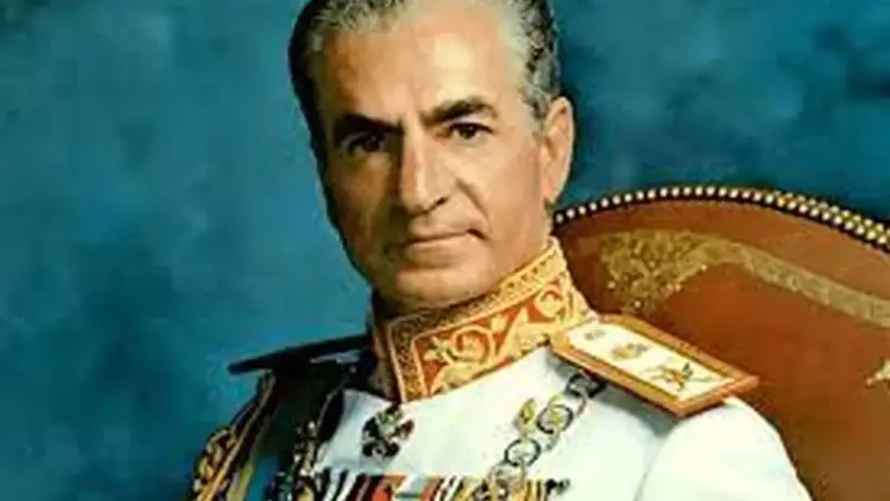قاب تاریخ |  «محمدرضا پهلوی» در حال بازدید از مسجد پاریس در فرانسه؛ سال 1327